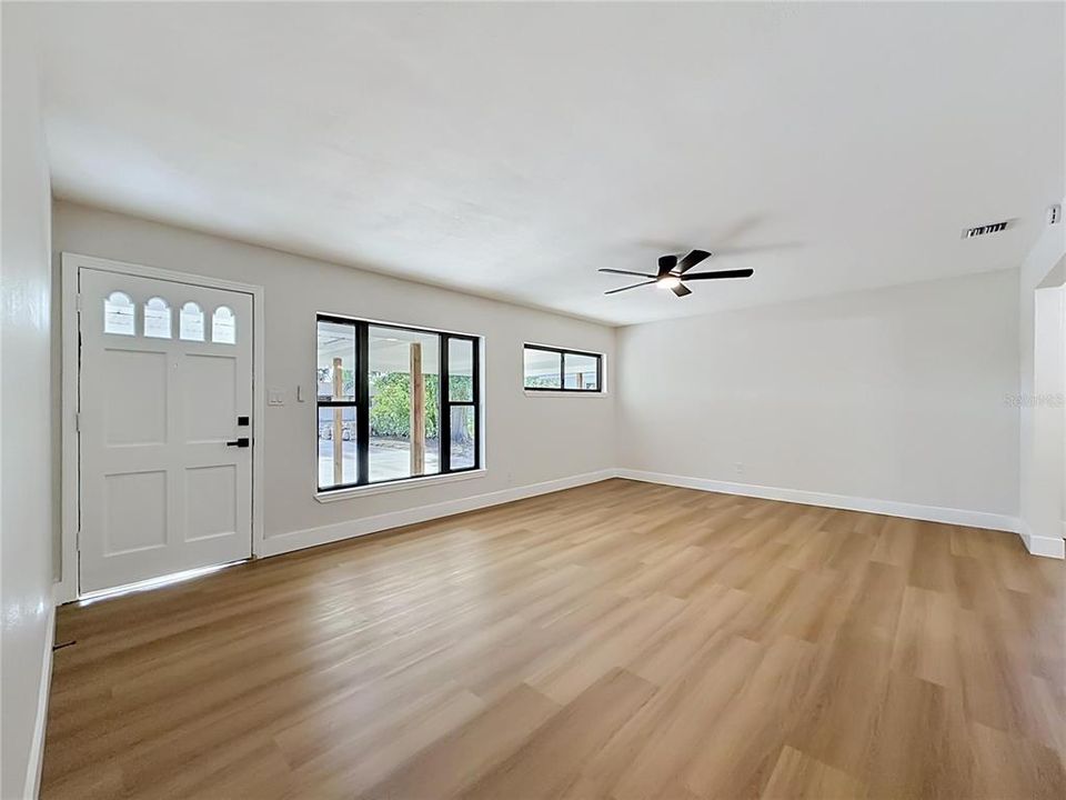 Activo con contrato: $429,900 (4 camas, 2 baños, 1585 Pies cuadrados)