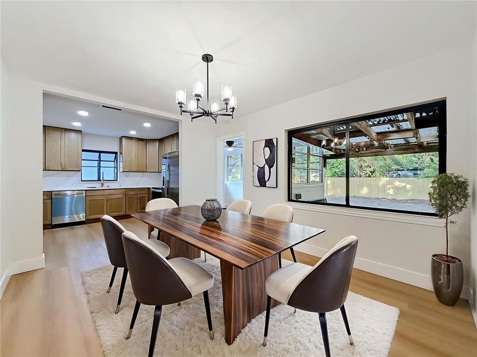 Activo con contrato: $429,900 (4 camas, 2 baños, 1585 Pies cuadrados)