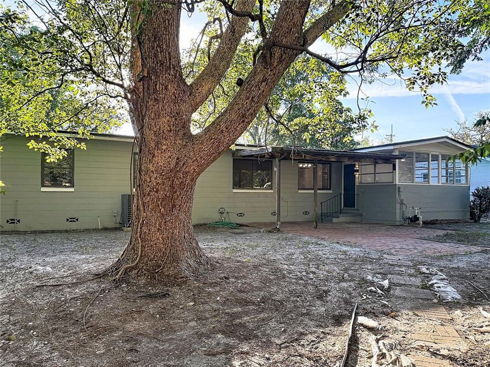 Activo con contrato: $429,900 (4 camas, 2 baños, 1585 Pies cuadrados)