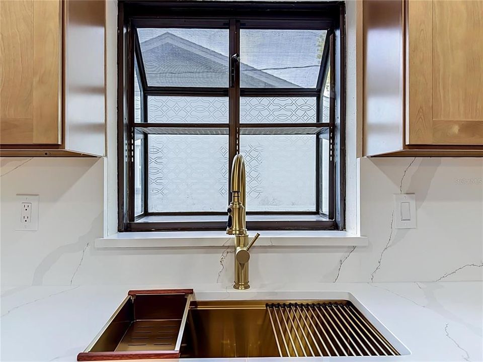 Activo con contrato: $429,900 (4 camas, 2 baños, 1585 Pies cuadrados)