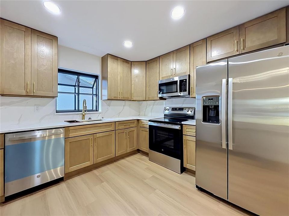 Activo con contrato: $429,900 (4 camas, 2 baños, 1585 Pies cuadrados)