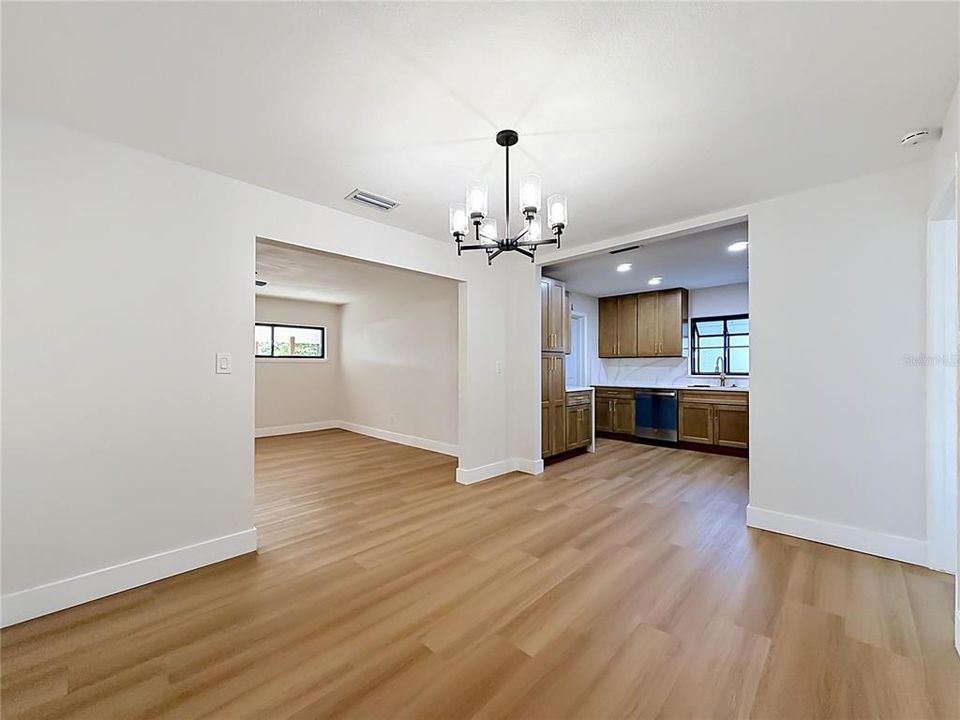 Activo con contrato: $429,900 (4 camas, 2 baños, 1585 Pies cuadrados)