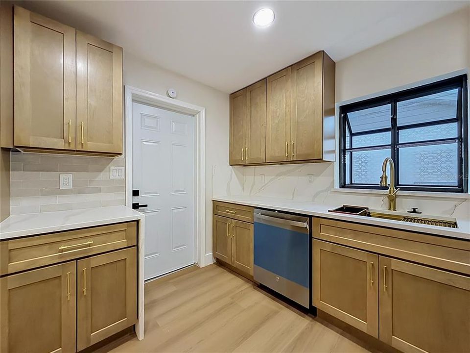 Activo con contrato: $429,900 (4 camas, 2 baños, 1585 Pies cuadrados)