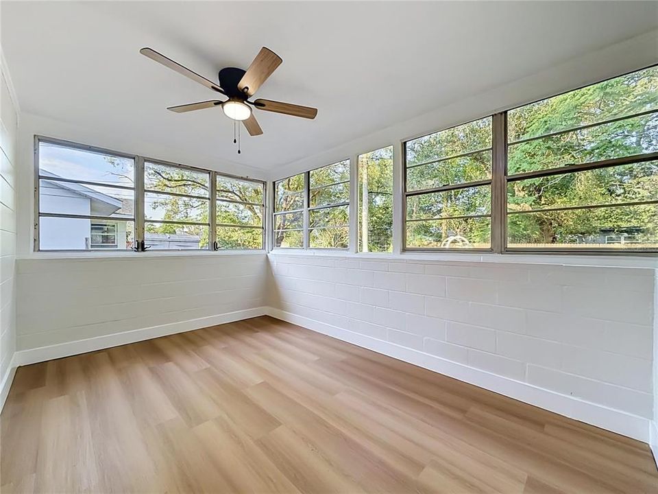 Activo con contrato: $429,900 (4 camas, 2 baños, 1585 Pies cuadrados)