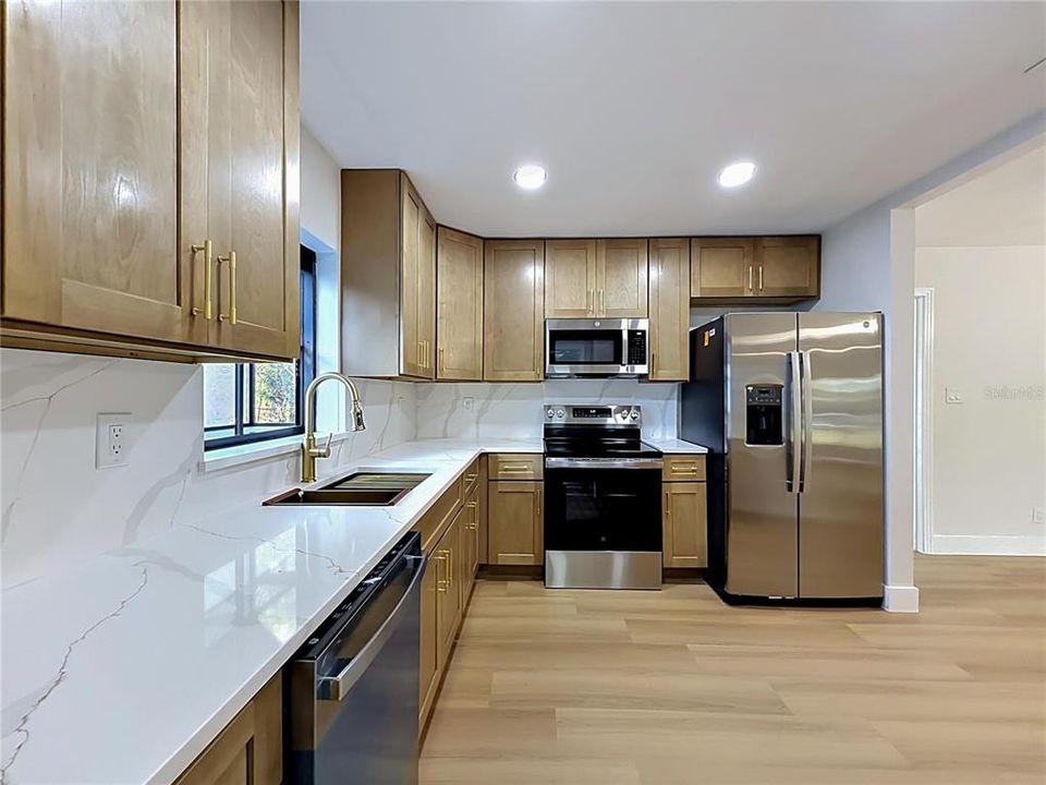 Activo con contrato: $429,900 (4 camas, 2 baños, 1585 Pies cuadrados)