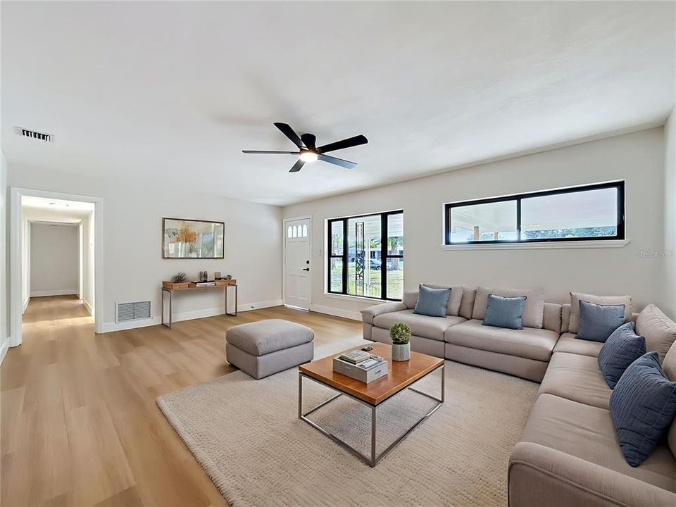 Activo con contrato: $429,900 (4 camas, 2 baños, 1585 Pies cuadrados)