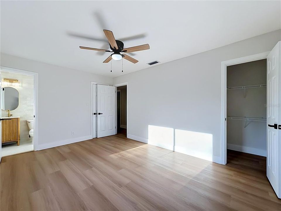 Activo con contrato: $429,900 (4 camas, 2 baños, 1585 Pies cuadrados)