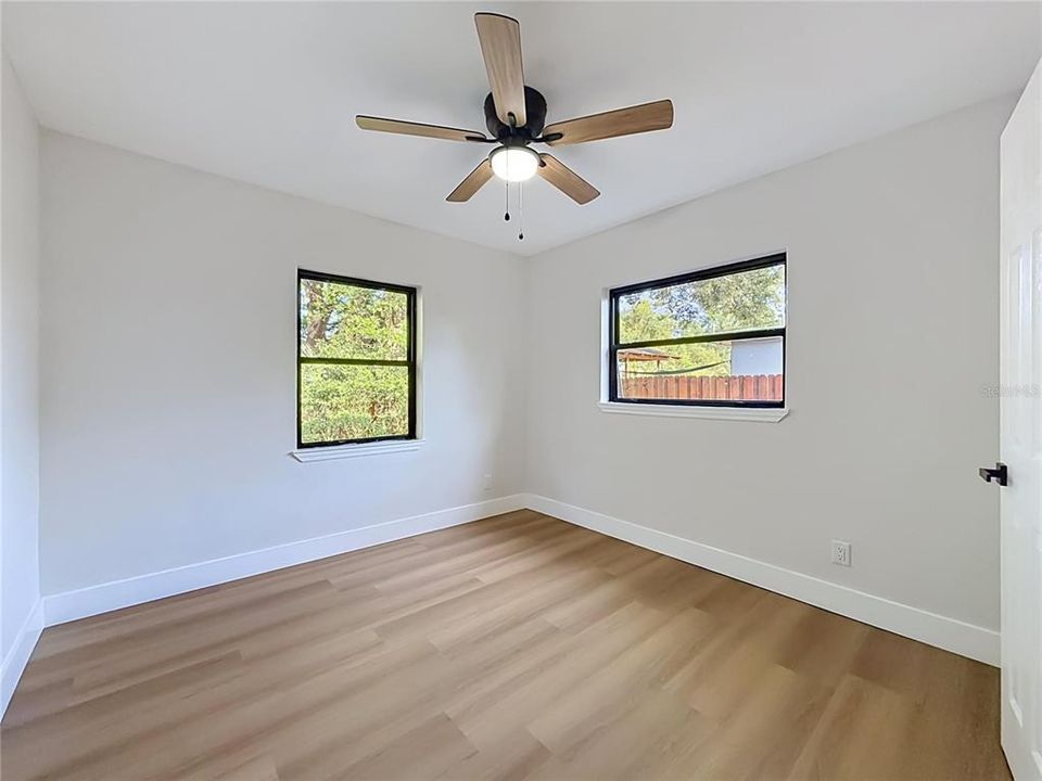 Activo con contrato: $429,900 (4 camas, 2 baños, 1585 Pies cuadrados)