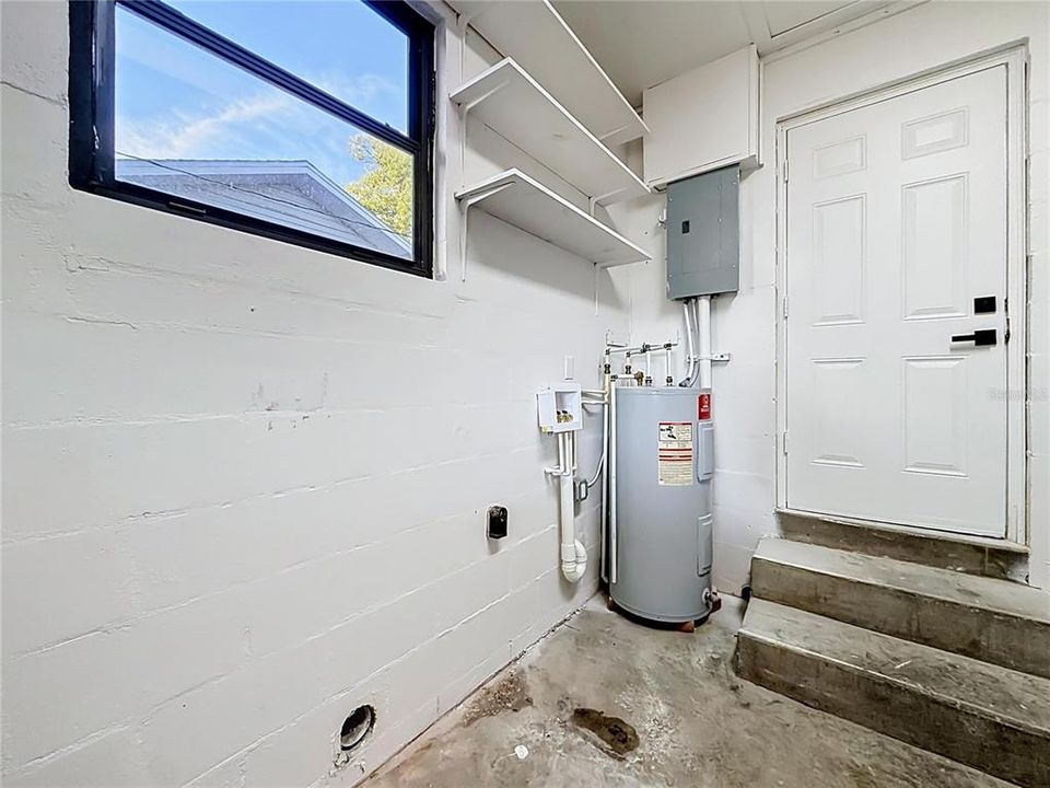 Activo con contrato: $429,900 (4 camas, 2 baños, 1585 Pies cuadrados)
