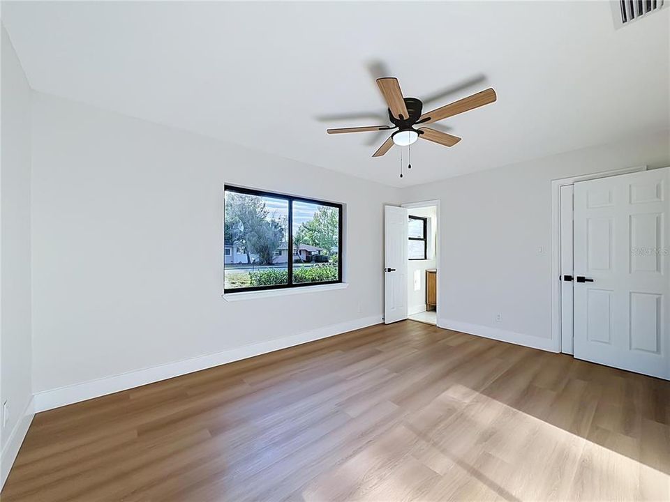 Activo con contrato: $429,900 (4 camas, 2 baños, 1585 Pies cuadrados)