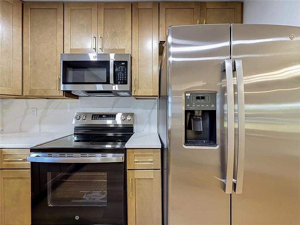 Activo con contrato: $429,900 (4 camas, 2 baños, 1585 Pies cuadrados)