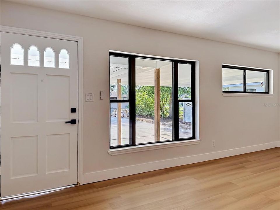 Activo con contrato: $429,900 (4 camas, 2 baños, 1585 Pies cuadrados)