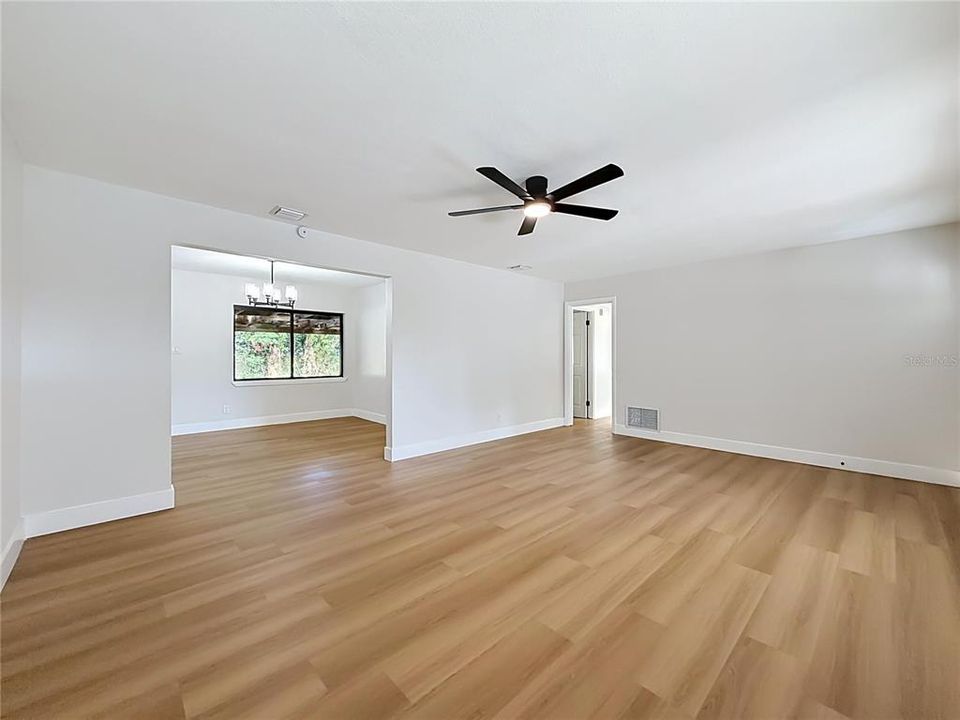 Activo con contrato: $429,900 (4 camas, 2 baños, 1585 Pies cuadrados)