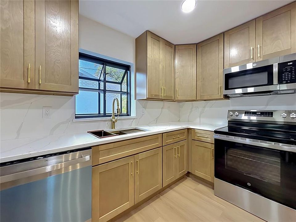 Activo con contrato: $429,900 (4 camas, 2 baños, 1585 Pies cuadrados)