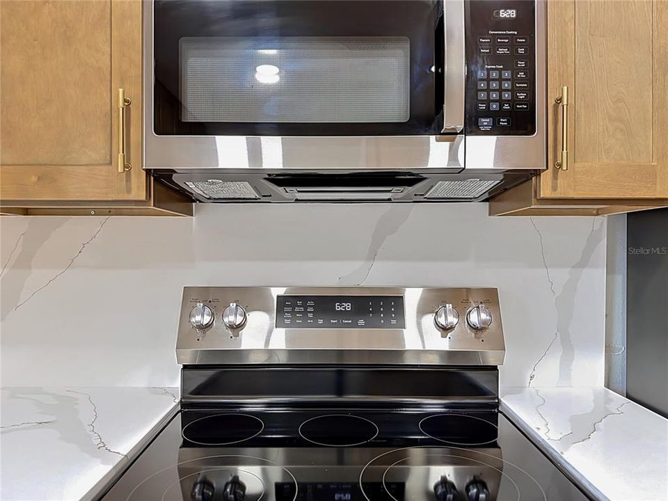 Activo con contrato: $429,900 (4 camas, 2 baños, 1585 Pies cuadrados)