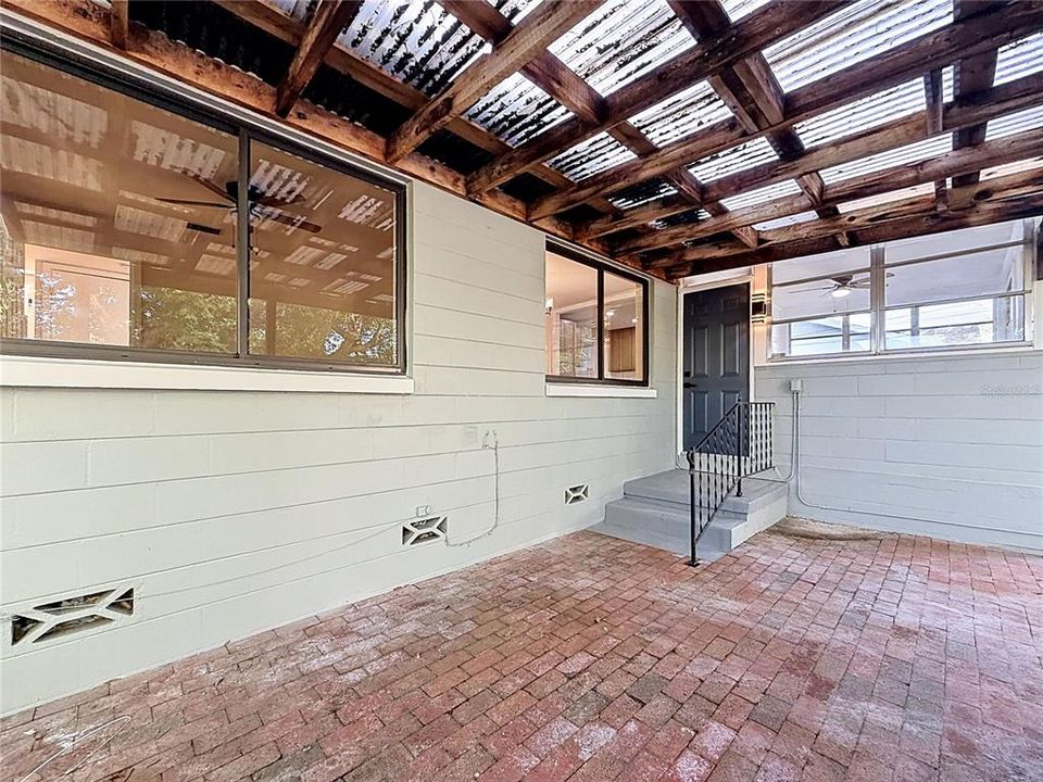 Activo con contrato: $429,900 (4 camas, 2 baños, 1585 Pies cuadrados)