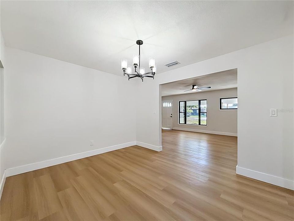 Activo con contrato: $429,900 (4 camas, 2 baños, 1585 Pies cuadrados)