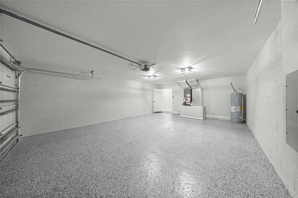 合同活跃: $299,900 (4 贝兹, 2 浴室, 1734 平方英尺)