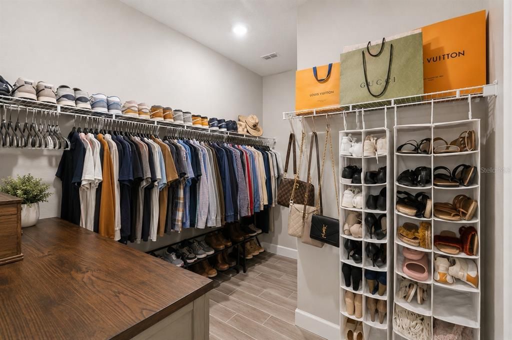 Activo con contrato: $449,000 (4 camas, 3 baños, 2291 Pies cuadrados)