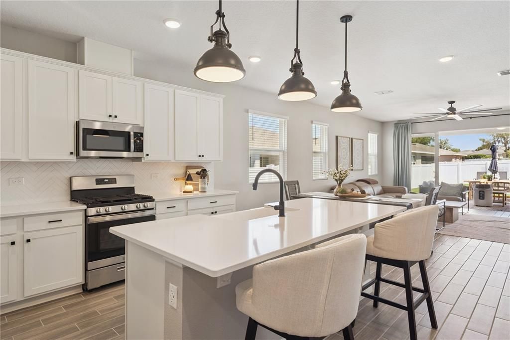 Activo con contrato: $449,000 (4 camas, 3 baños, 2291 Pies cuadrados)