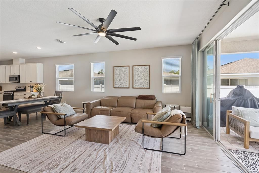 Activo con contrato: $449,000 (4 camas, 3 baños, 2291 Pies cuadrados)