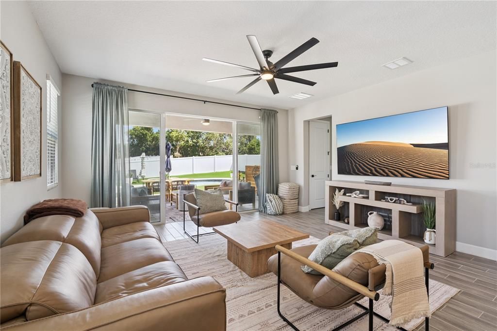 Activo con contrato: $449,000 (4 camas, 3 baños, 2291 Pies cuadrados)