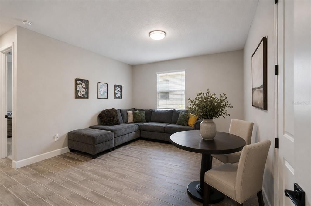 Activo con contrato: $449,000 (4 camas, 3 baños, 2291 Pies cuadrados)