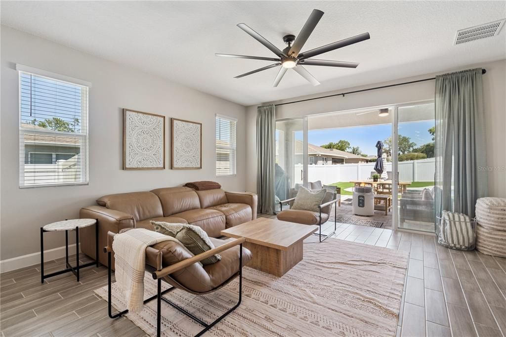 Activo con contrato: $449,000 (4 camas, 3 baños, 2291 Pies cuadrados)