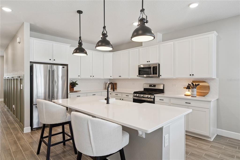 Activo con contrato: $449,000 (4 camas, 3 baños, 2291 Pies cuadrados)