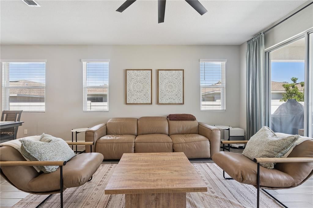Activo con contrato: $449,000 (4 camas, 3 baños, 2291 Pies cuadrados)