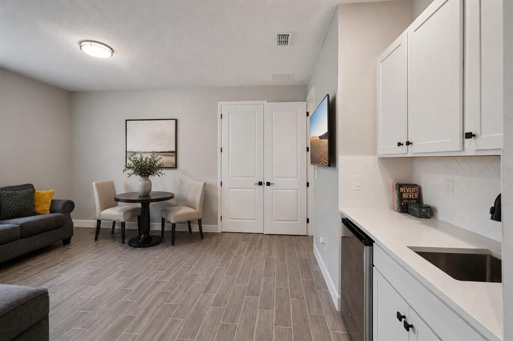Activo con contrato: $449,000 (4 camas, 3 baños, 2291 Pies cuadrados)