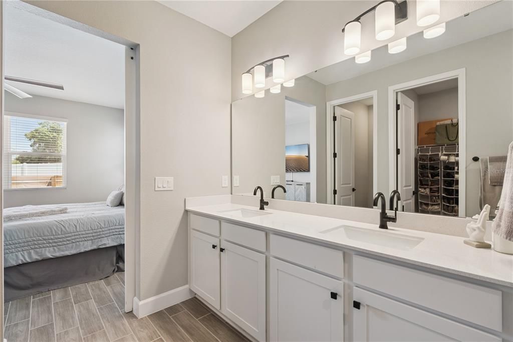 Activo con contrato: $449,000 (4 camas, 3 baños, 2291 Pies cuadrados)