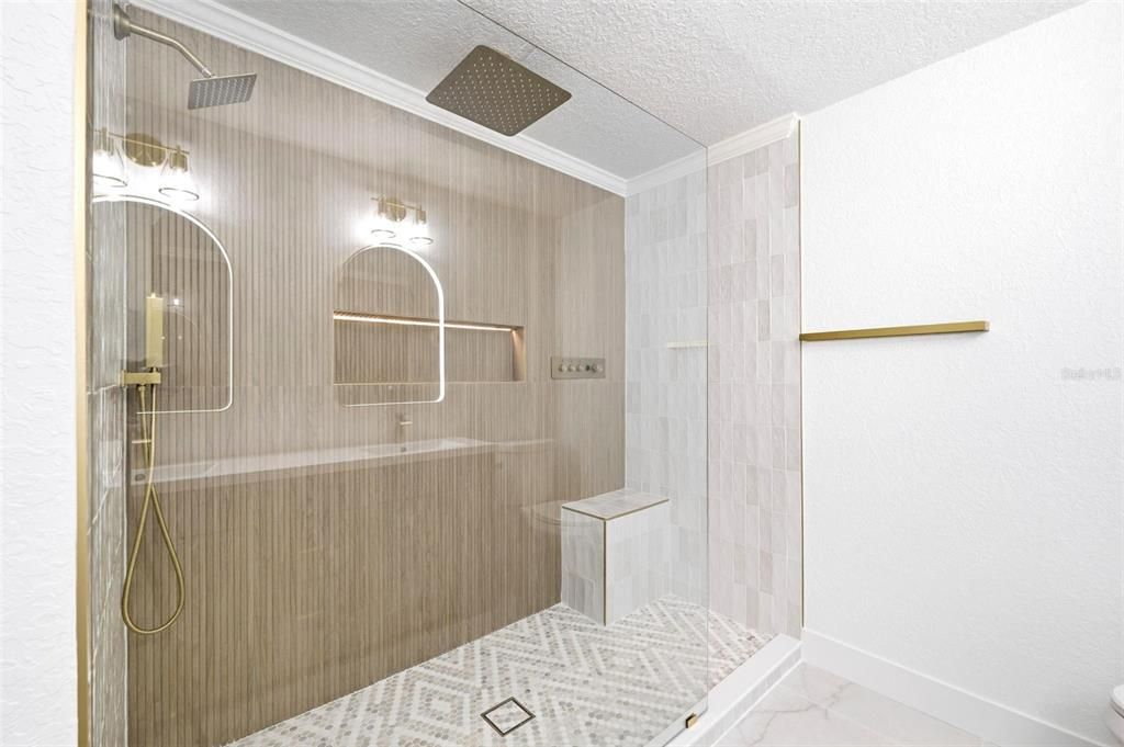 Под контрактом: $659,000 (3 спален, 2 ванн, 1735 Квадратных фут)