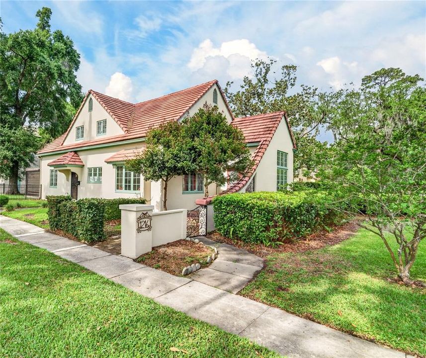 For Sale: $699,000 (3 beds, 2 baths, 2168 Square Feet)
