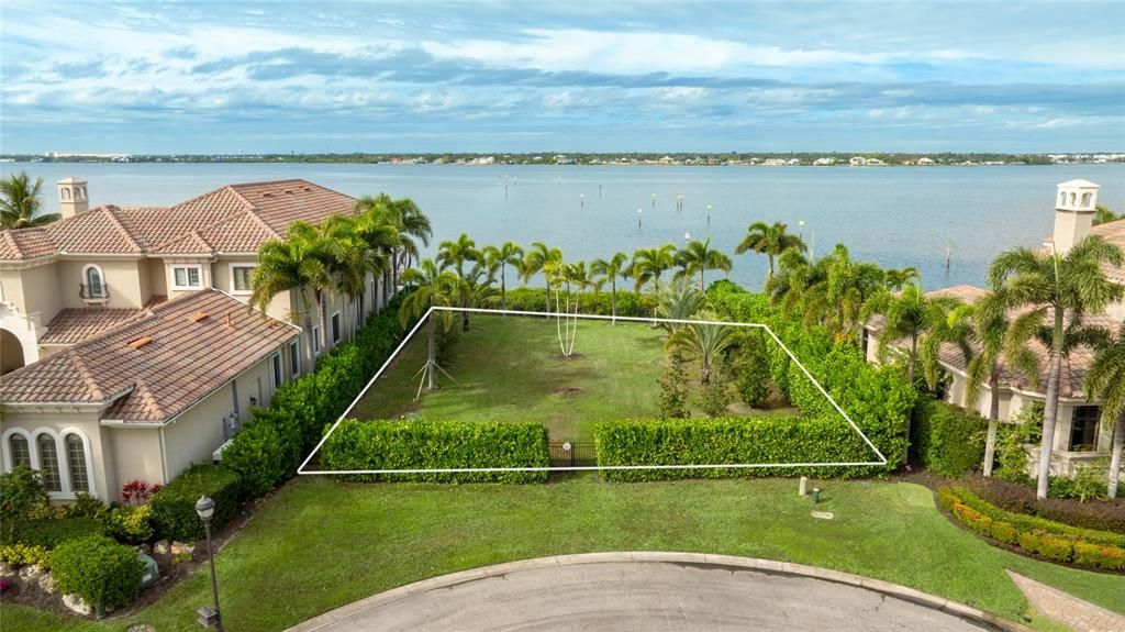 For Sale: $800,000 (0.36 acres)