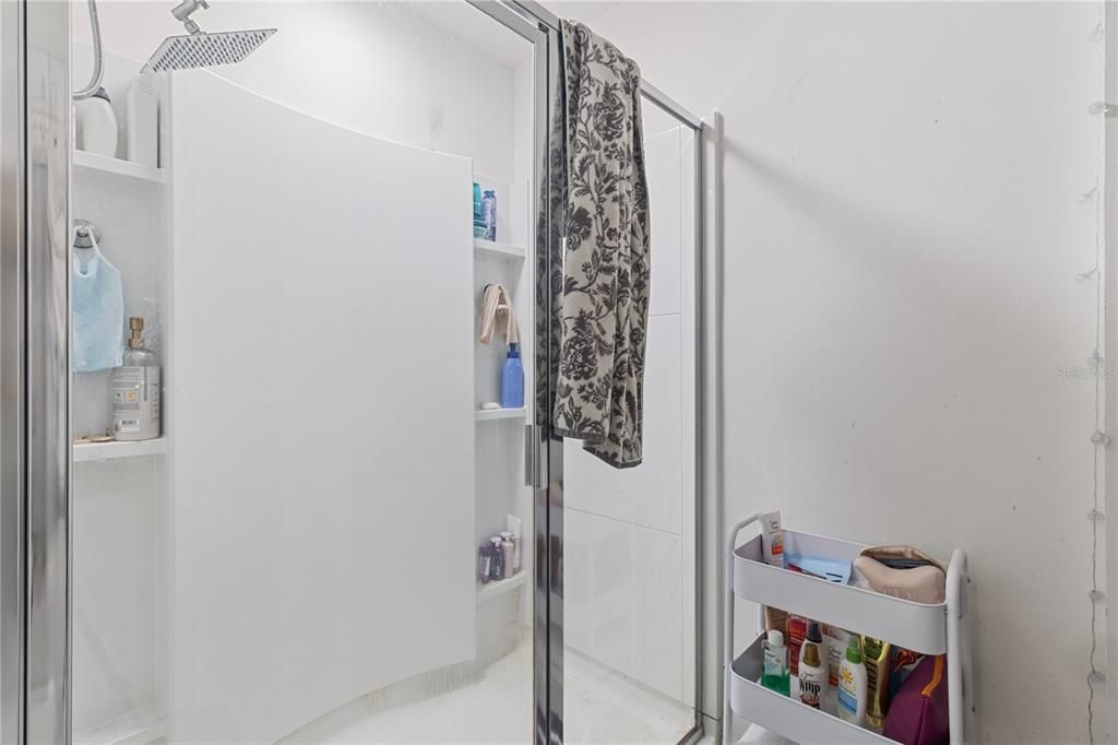 Activo con contrato: $2,200 (4 camas, 2 baños, 1680 Pies cuadrados)