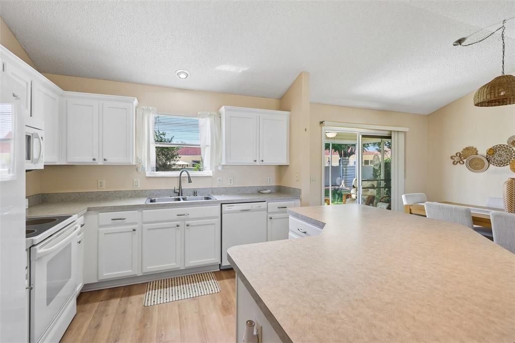 Activo con contrato: $335,000 (3 camas, 2 baños, 1392 Pies cuadrados)
