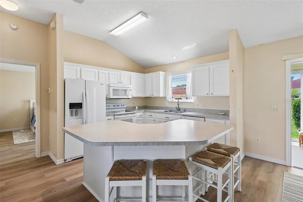 Activo con contrato: $335,000 (3 camas, 2 baños, 1392 Pies cuadrados)