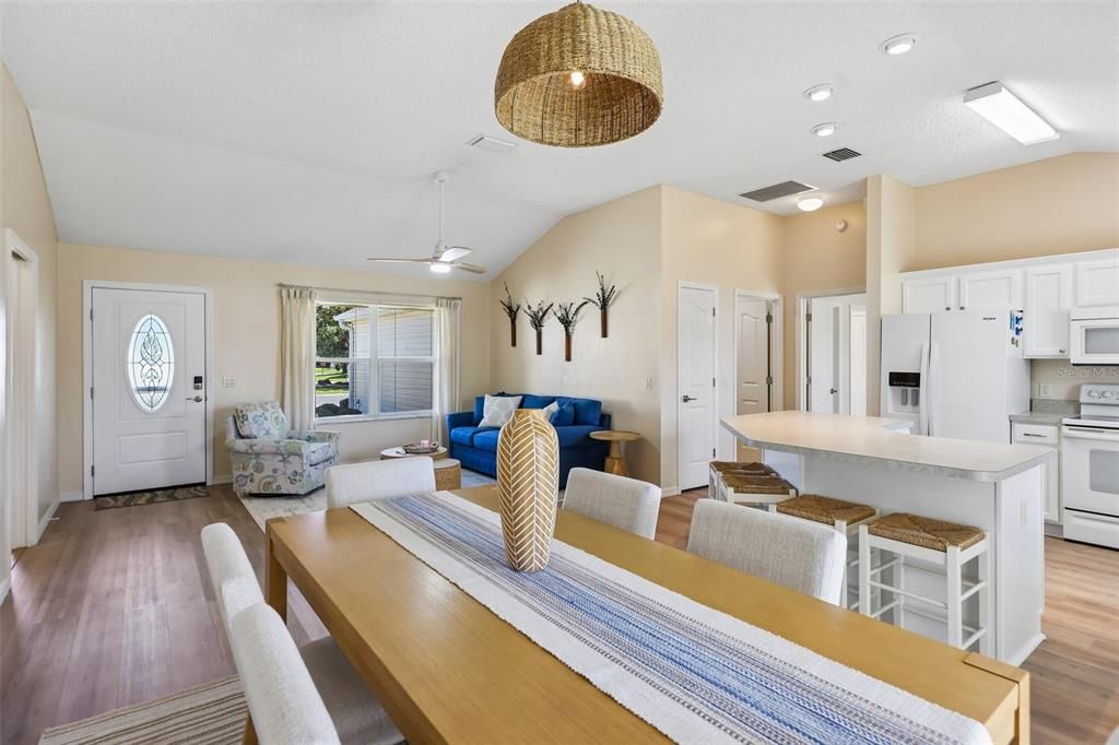 Activo con contrato: $335,000 (3 camas, 2 baños, 1392 Pies cuadrados)