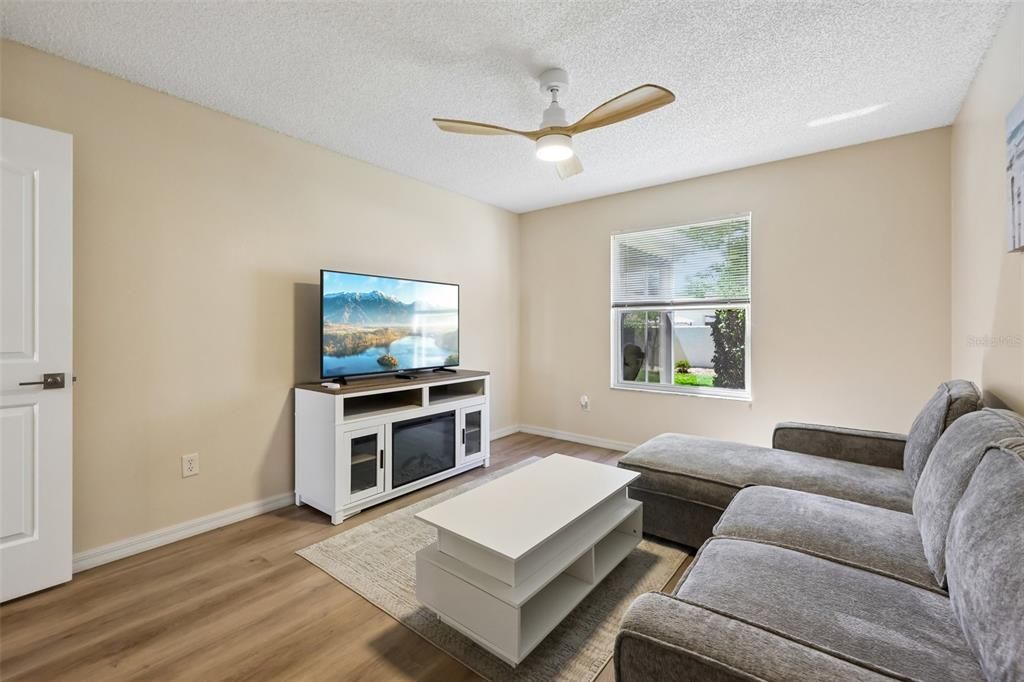 Activo con contrato: $335,000 (3 camas, 2 baños, 1392 Pies cuadrados)