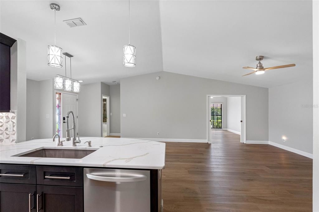 For Sale: $354,900 (2 beds, 2 baths, 1547 Square Feet)