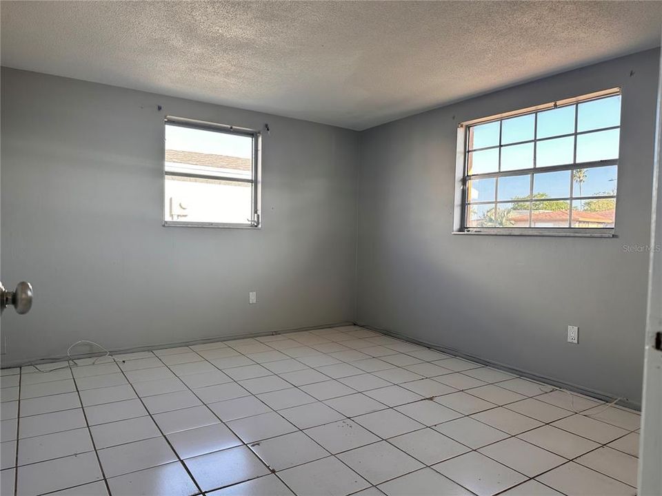 For Sale: $220,000 (2 beds, 1 baths, 980 Square Feet)