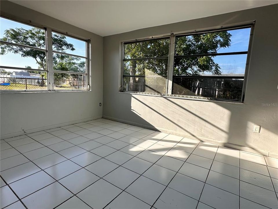 For Sale: $220,000 (2 beds, 1 baths, 980 Square Feet)