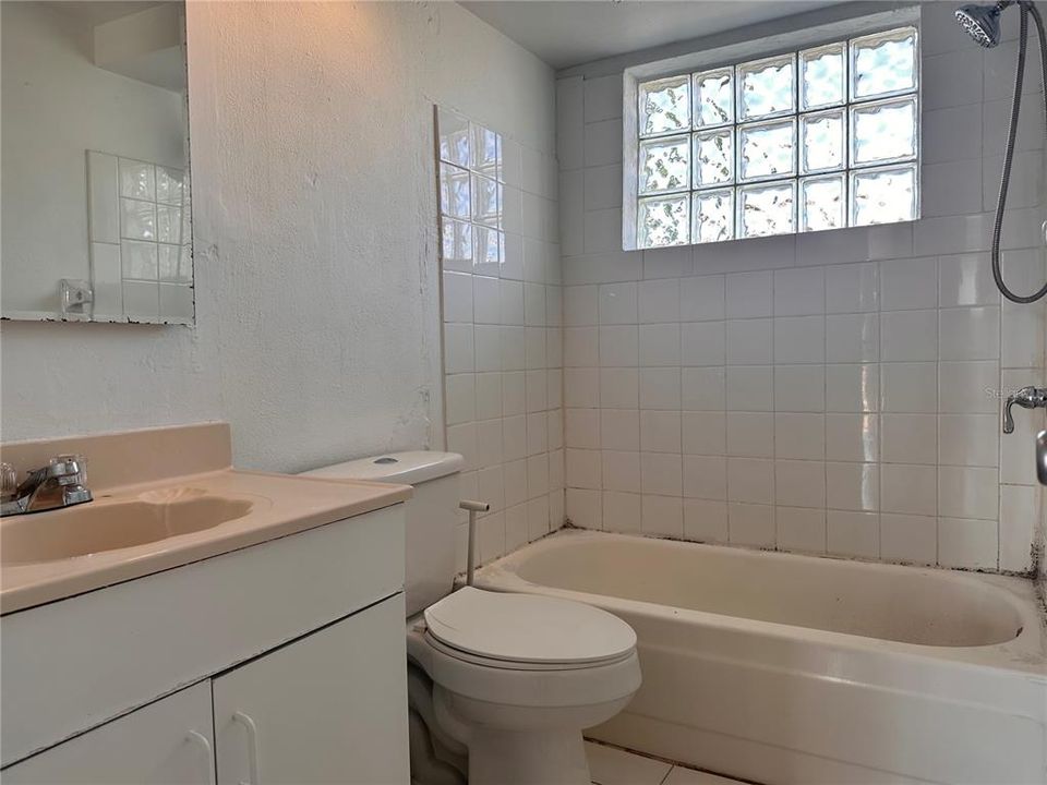 For Sale: $220,000 (2 beds, 1 baths, 980 Square Feet)