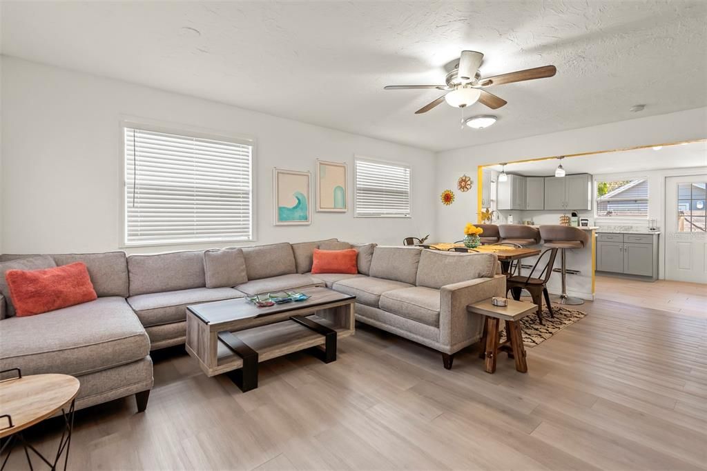 En Venta: $323,000 (4 camas, 2 baños, 1109 Pies cuadrados)
