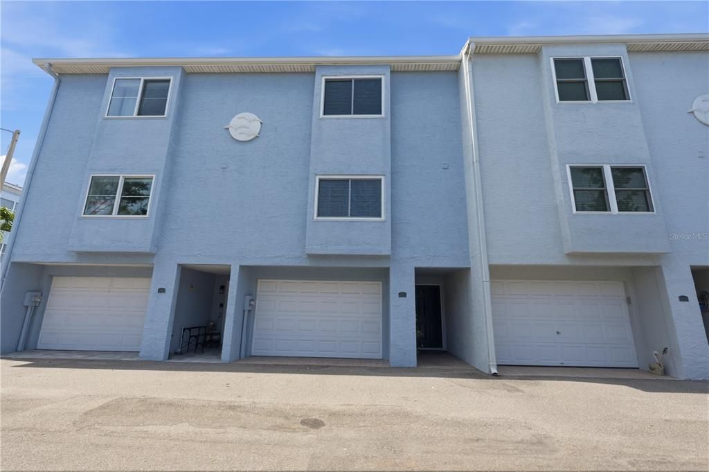 For Sale: $550,000 (3 beds, 3 baths, 2100 Square Feet)