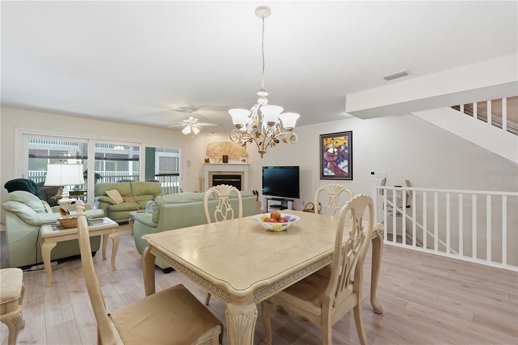 For Sale: $550,000 (3 beds, 3 baths, 2100 Square Feet)