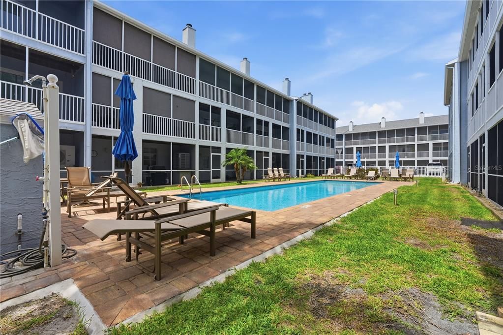 For Sale: $550,000 (3 beds, 3 baths, 2100 Square Feet)