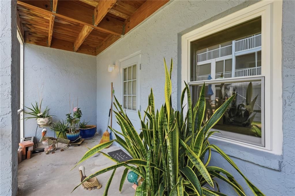 For Sale: $550,000 (3 beds, 3 baths, 2100 Square Feet)