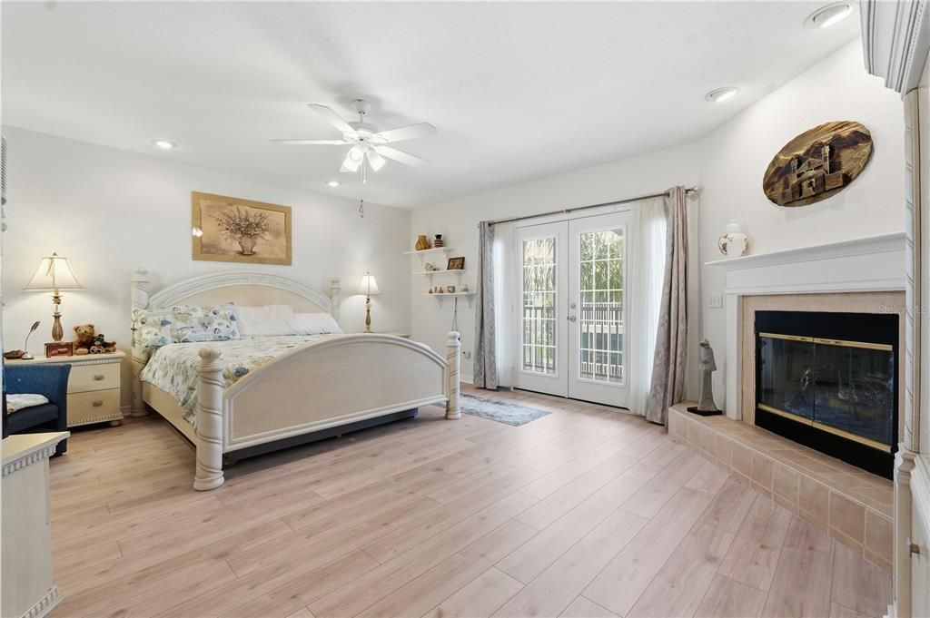 For Sale: $550,000 (3 beds, 3 baths, 2100 Square Feet)